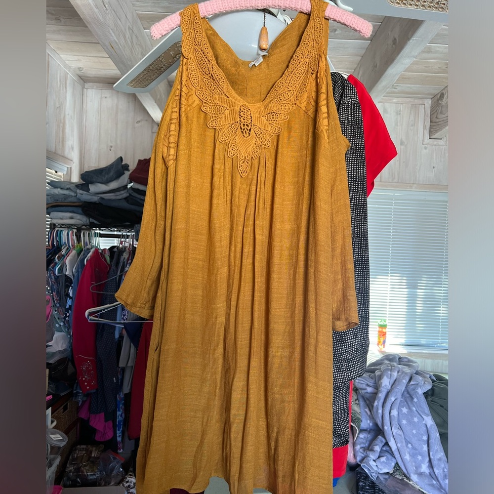 EST 1949 dress very flowery cutouts on the sleeve perfect fault color